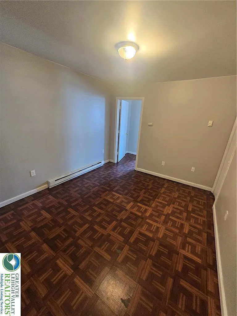 2 bed, $1,300 — Photo 4