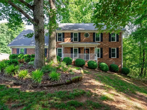 7702 Knollcrest Dr, Oak Ridge, NC 27310