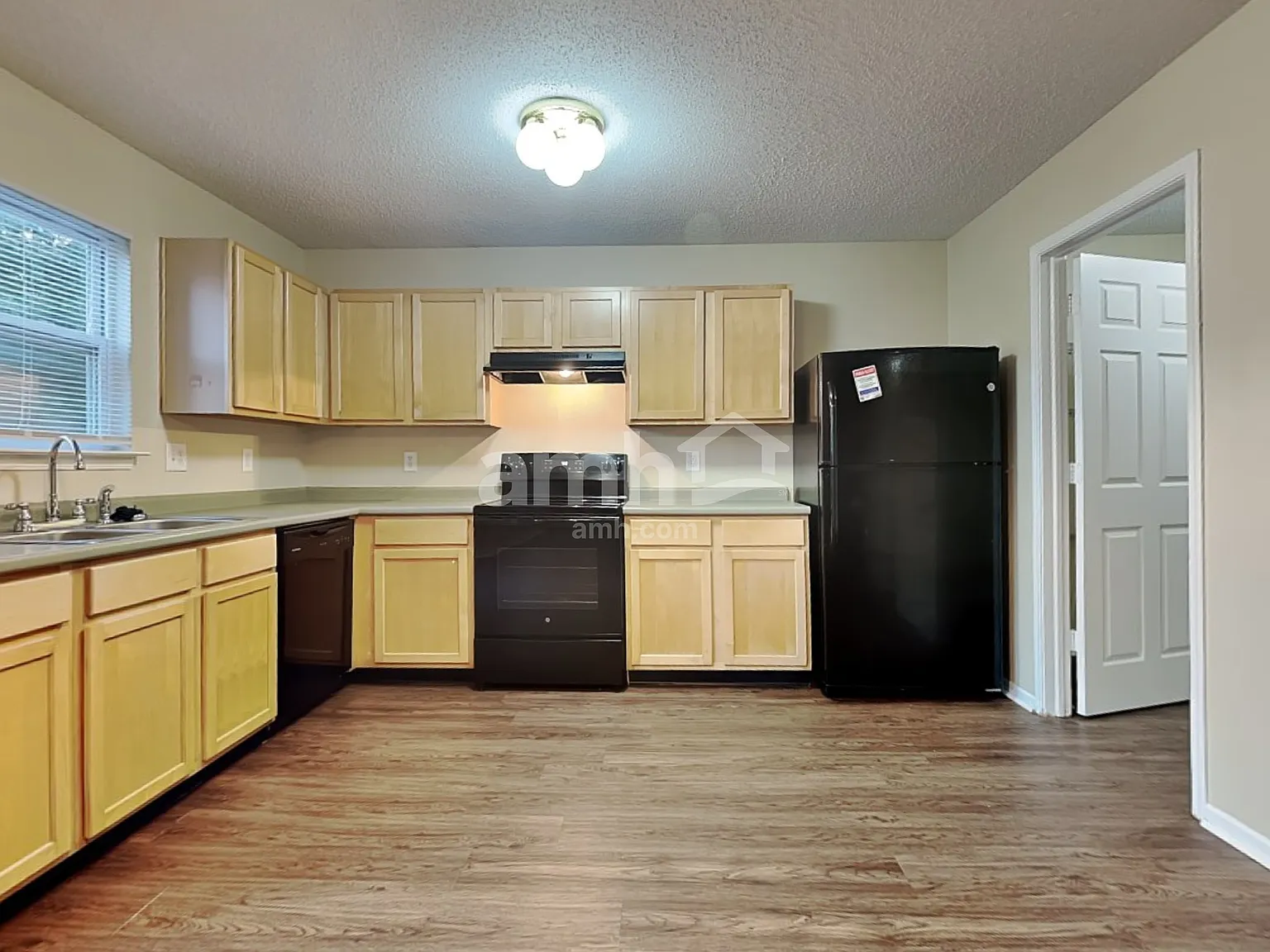 3 bed, 2.5 bath, 2095 sqft, $2,185 — Photo 3