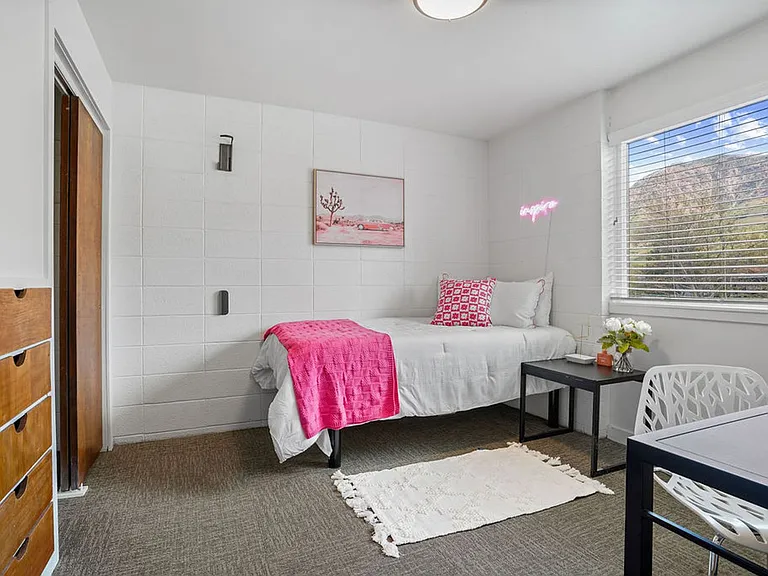 STUDENT HOUSING - MUST BE 18-30YRS OLD — Photo 10
