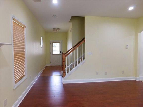 4th image of 184 Thorncrest Ct