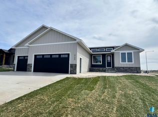 2700 N Vermillion Cir, Tea, SD 57064