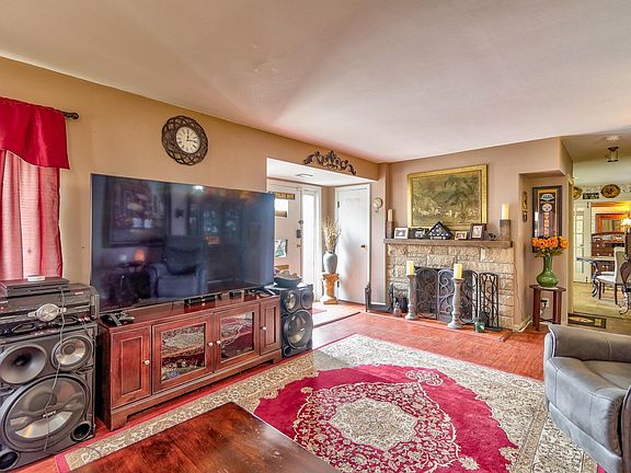 5th image of 950 S Saint James Blvd