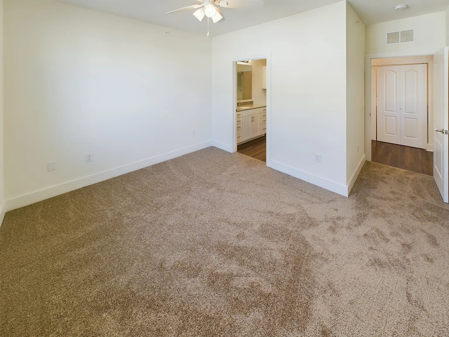 1 bed, 902 sqft, $2,019 — Photo 4