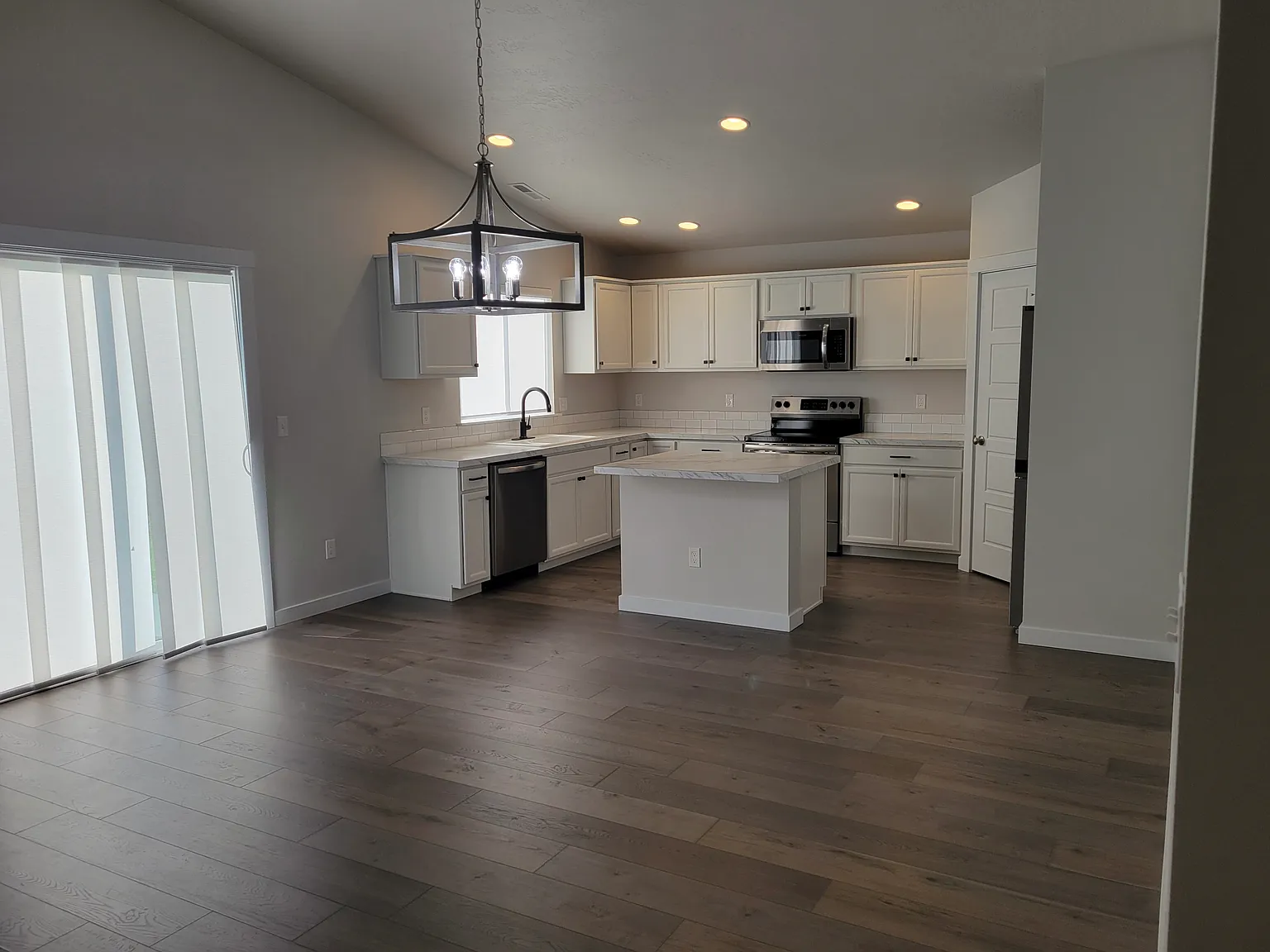 4 bed, 2023 sqft, $2,700 — Photo 3