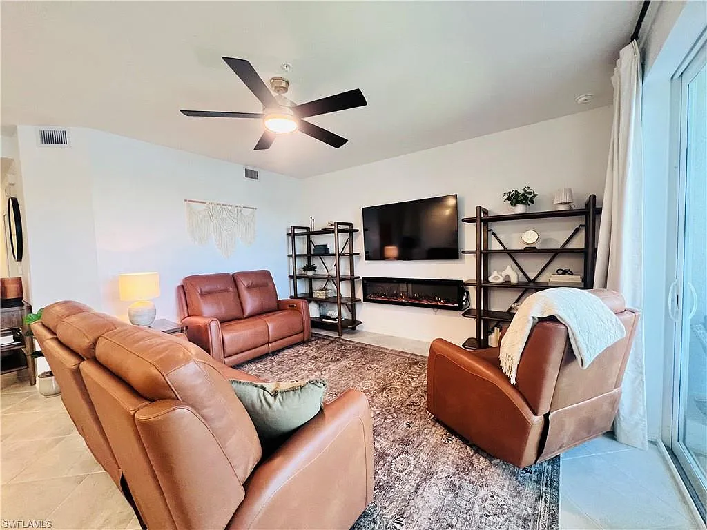 2 bed, 2.0 bath, 1366 sqft, $4,800 — Photo 2