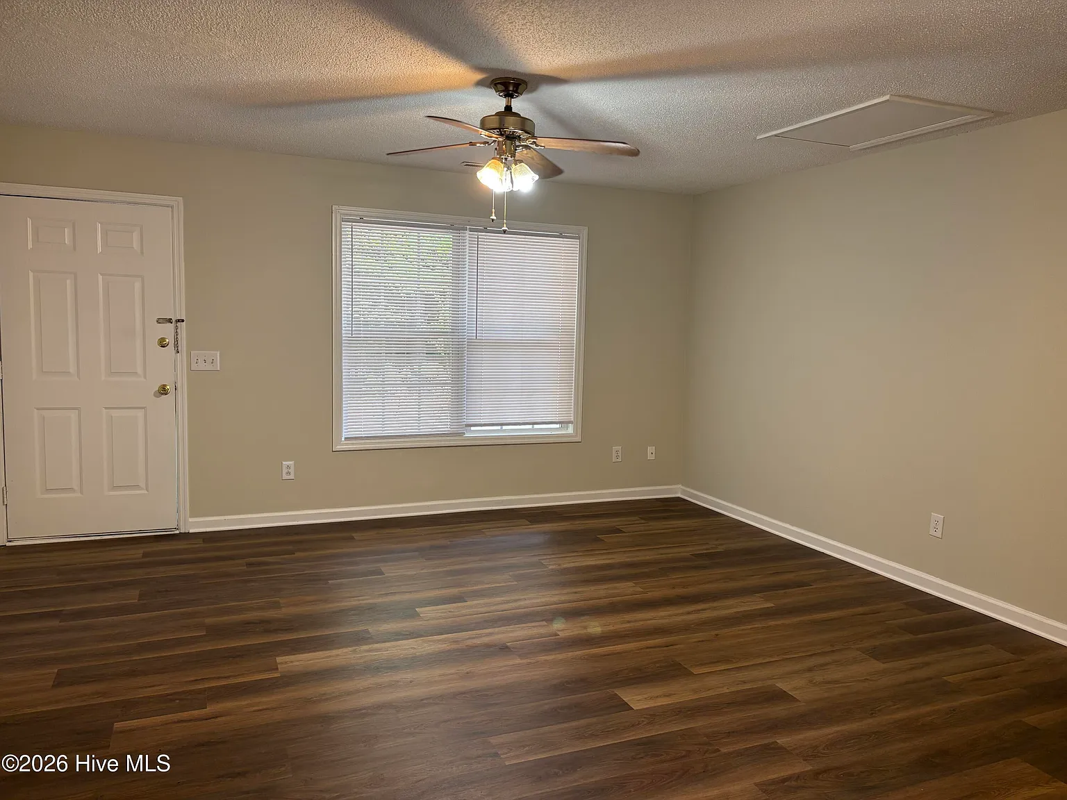 3 bed, 2.0 bath, 1060 sqft, $1,600 — Photo 2