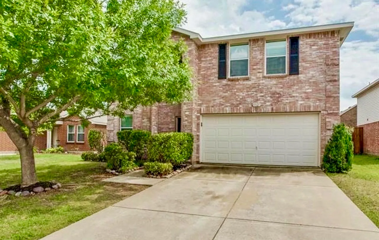 4 bed, 2.5 bath, 2907 sqft, $2,350 — Photo 1