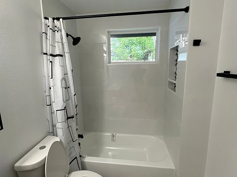 1219 Adelaide Dr — Photo 10