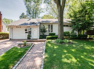 25 Darewood Ln, Valley Stream, NY 11581