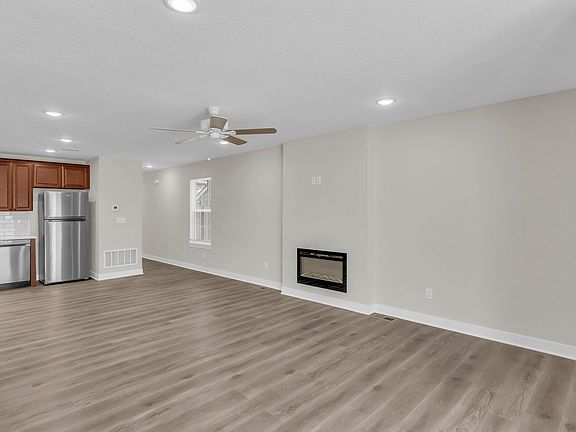 3rd image of 1118 Autumn Cir #1