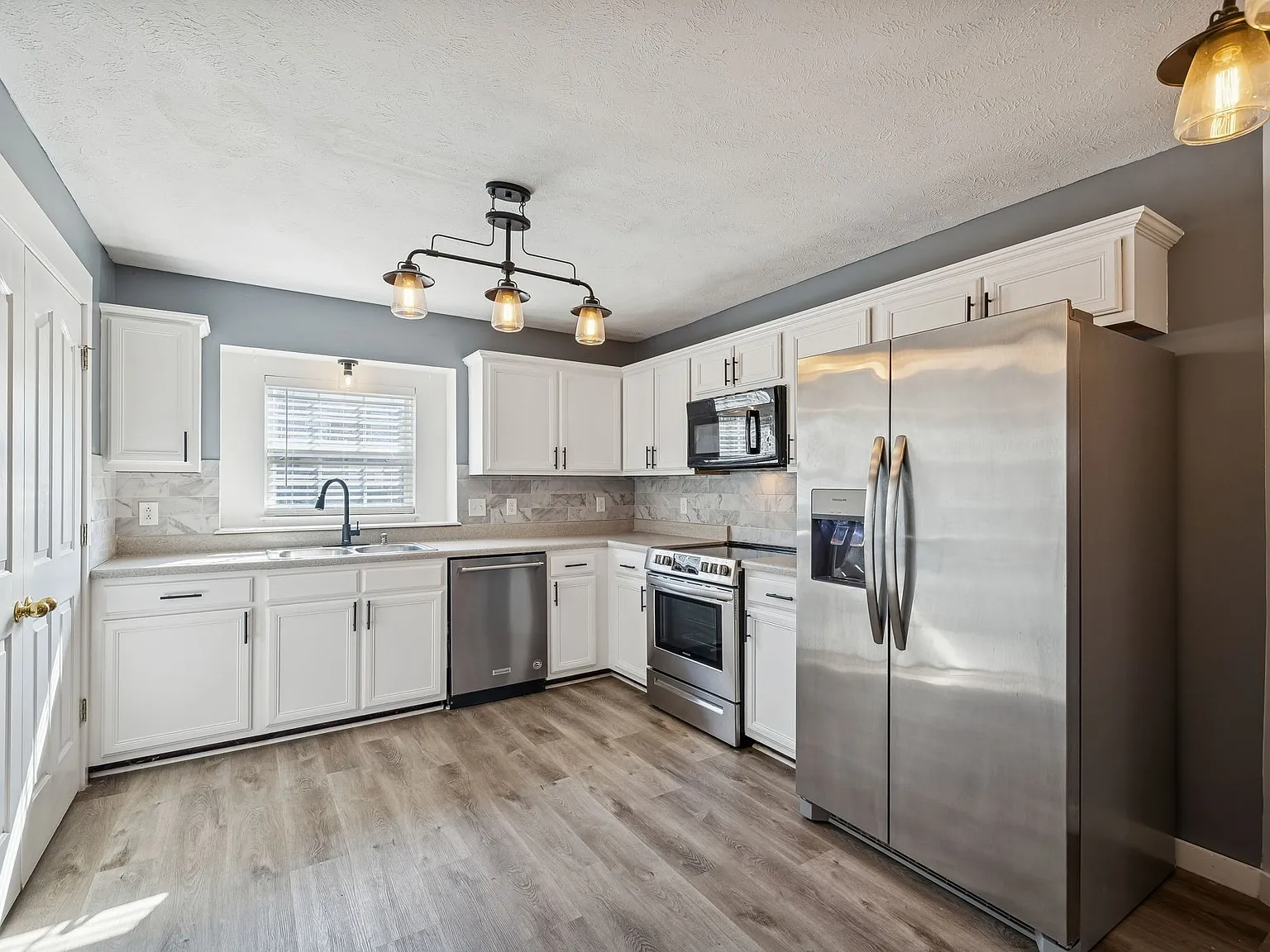 3 bed, 2.5 bath, 1360 sqft, $1,600 — Photo 3