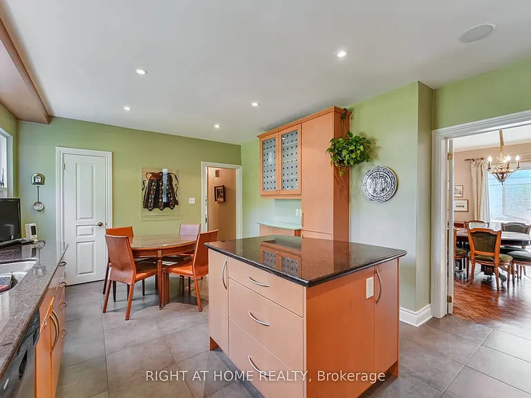 25 Clarendon Ave — Photo 16