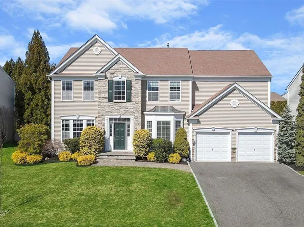 18 Avolet Court, Mount Sinai, NY 11766