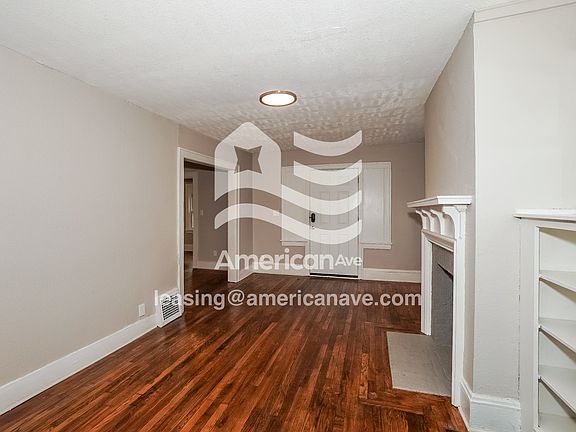 1112820_002_wm_-_living_room_13553668.jpg