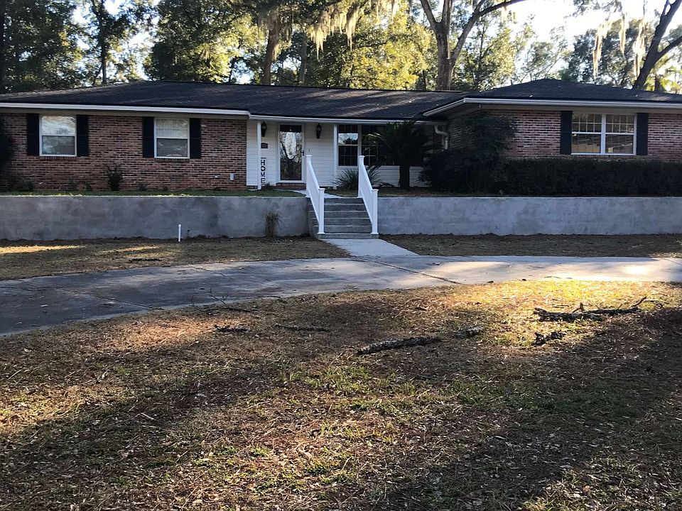 1st image of 810 SW Clubview Cir