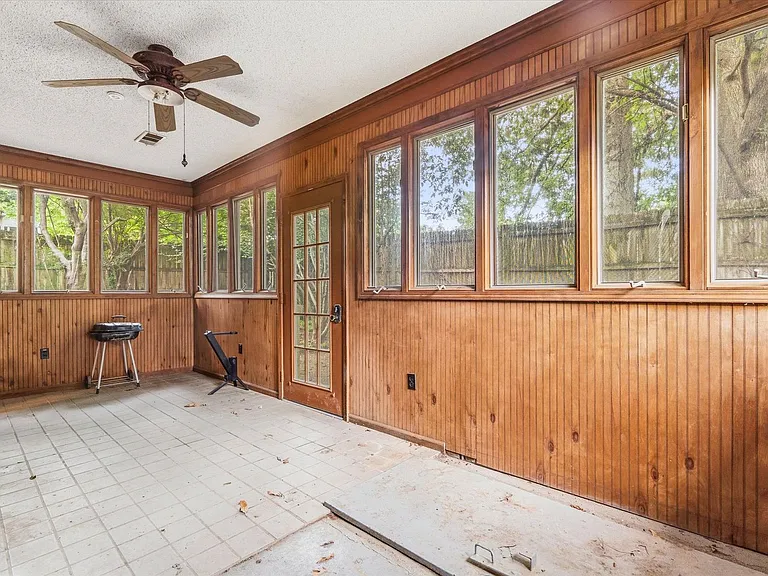 1610 Hillcrest Dr — Photo 6