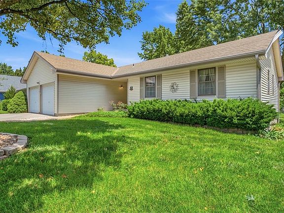 3rd image of 105 SE Colony Dr