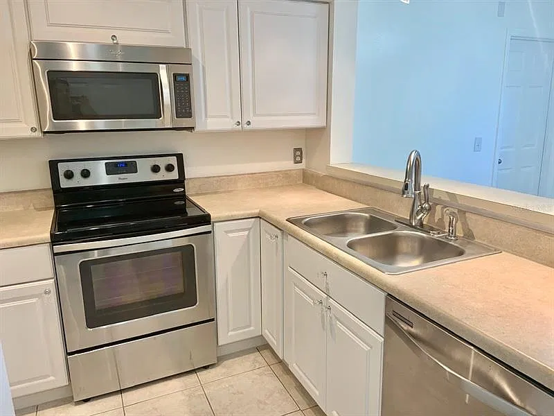 2 bed, 2.0 bath, 889 sqft, $1,450 — Photo 2