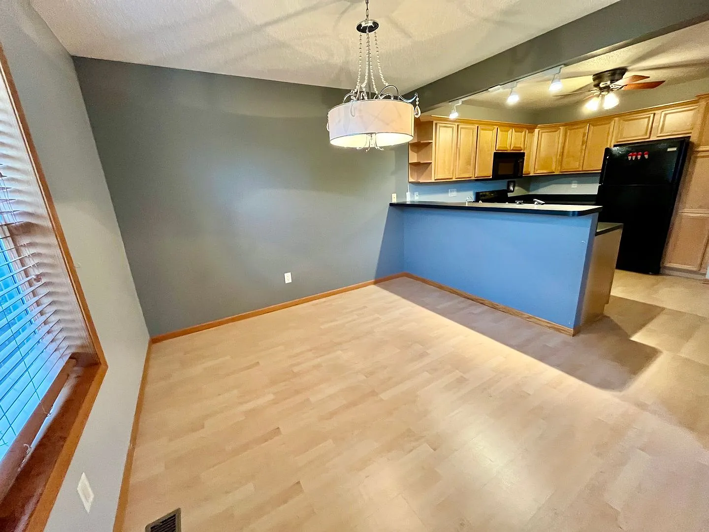 Beautiful 4 Bedroom Townhome! — Photo 4