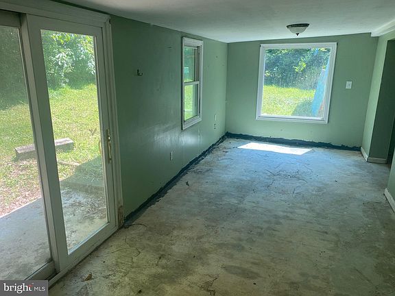 3rd image of 18320 Hemlock Ln