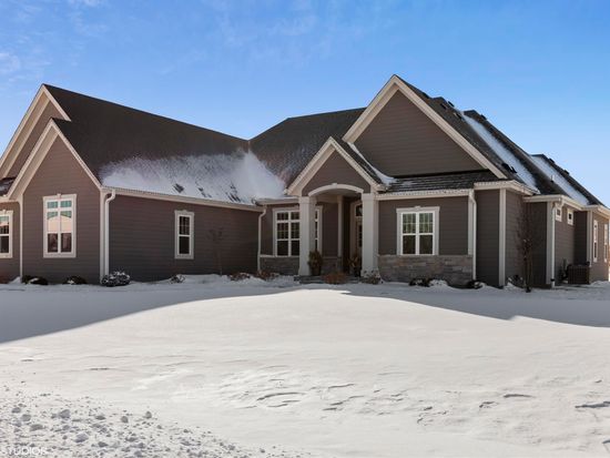 10117 S Barrington Dr, Oak Creek, WI 53154