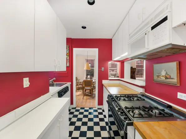 310 West 55th Street image 4 of 6