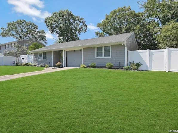 8 Majestic Road, Selden, NY 11784