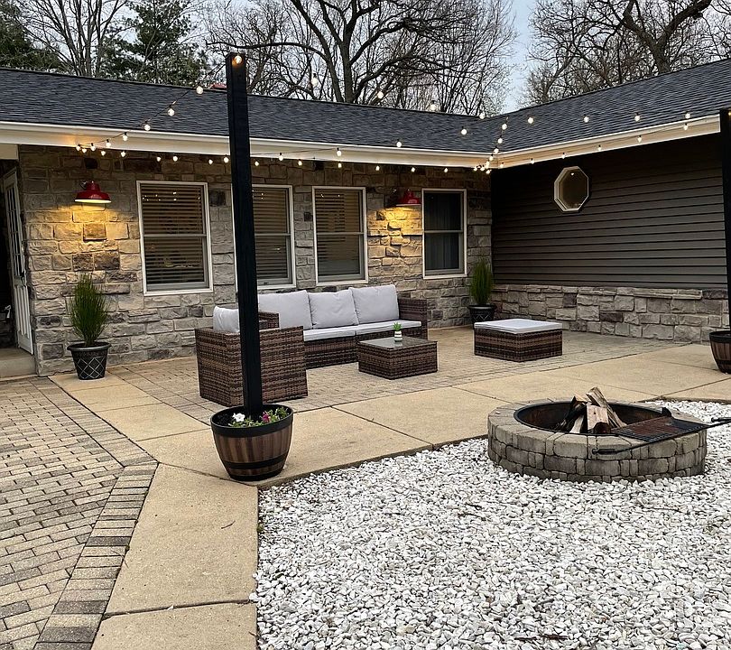 2nd image of 265 W Hawthorne Ln
