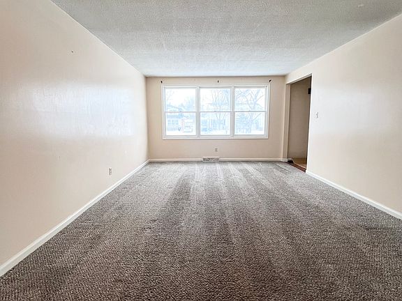 3rd image of 101 Pheasant Run Rd