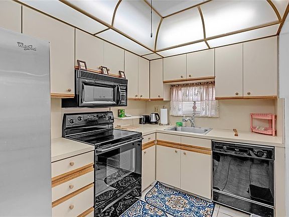 5th image of 9800 N Hollybrook Lake Drive #202