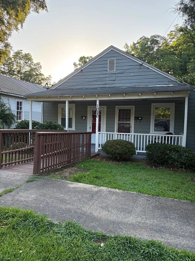 Newer windows, hardwood floors, a big pantry and 9th Street a short walk away. — Photo 1