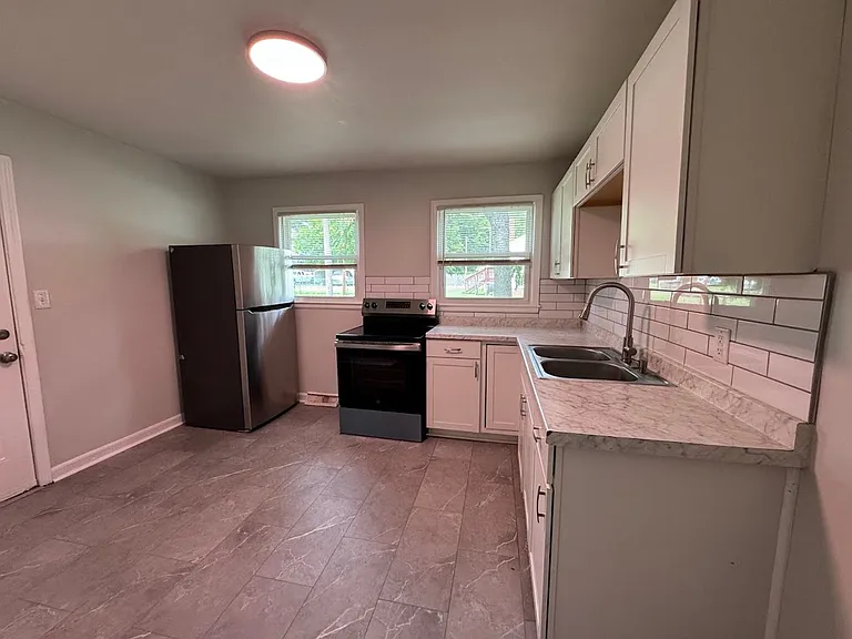 127 Lawrence St — Photo 11