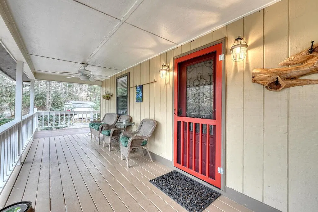 3 bed, 2500 sqft, $2,000 — Photo 2