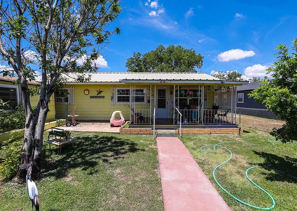 1st image of 1818 Walnut Dr