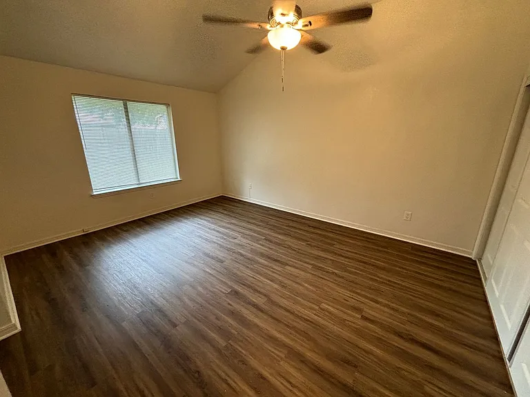 2514 Livingston Ln — Photo 25