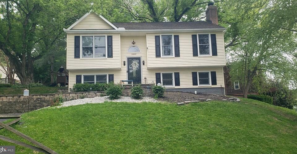 2nd image of 10801 Glade Ct