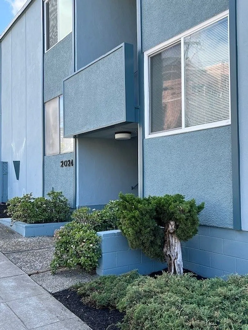 3 Bedroom 1.5 Bath, private balcony/deck — Photo 2
