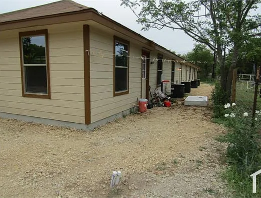 3 bed, 1000 sqft, $1,300 — Photo 2