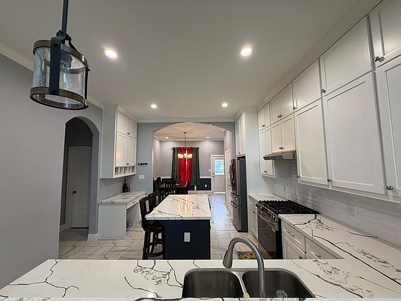 2nd image of 2418 Deams St