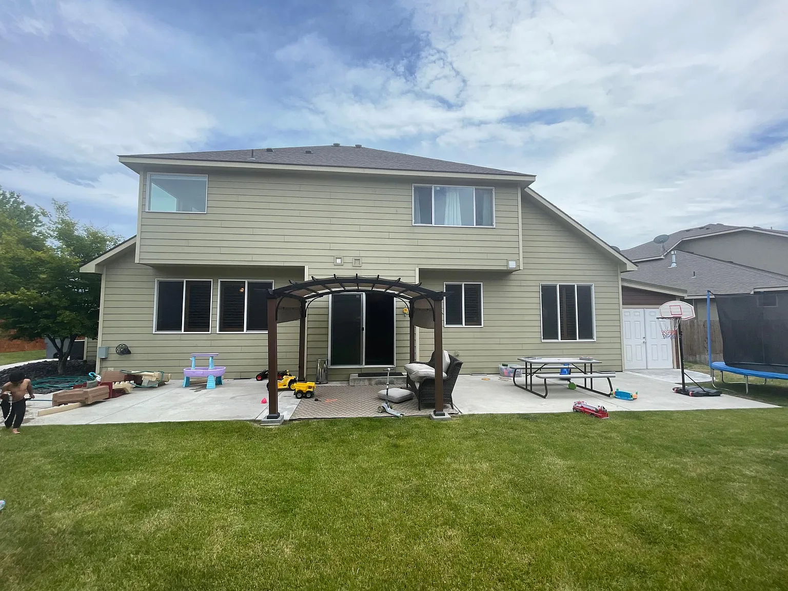 4 bed, 2.5 bath, 2420 sqft, $2,800 — Photo 2