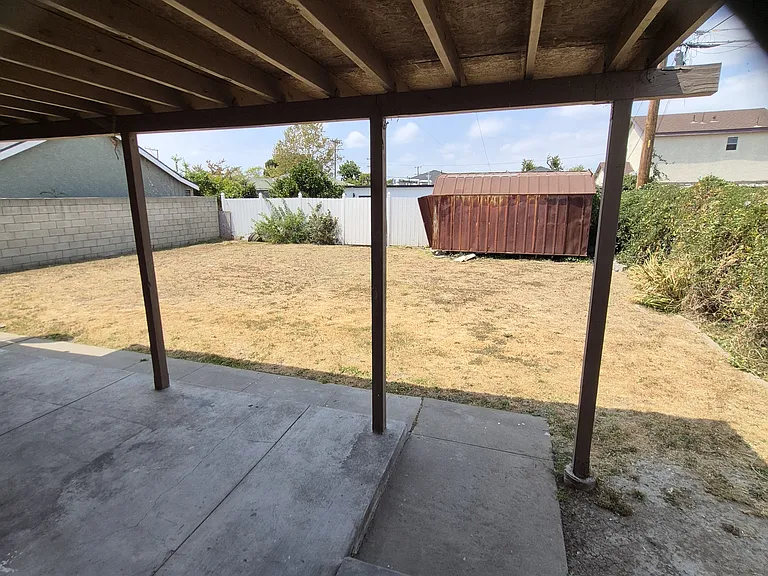 1337 W Arbutus St — Photo 9