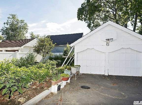 4th image of 323 Daub Ave