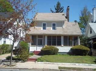 18823 Dormans Rd, Saint Albans, NY 11412