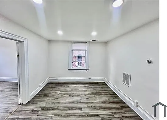 8 Seymour St — Photo 2