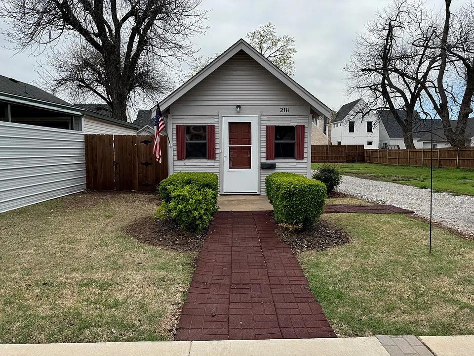 218 W Main St