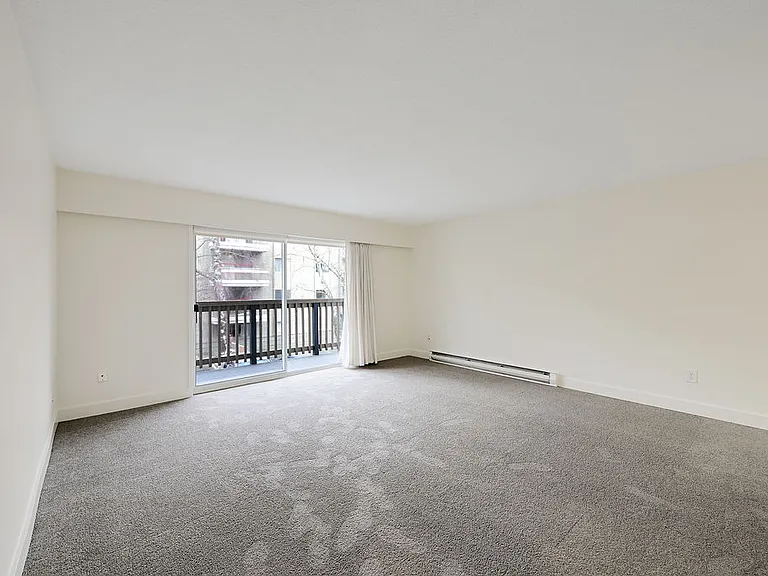2230 Cadboro Bay Rd — Photo 25
