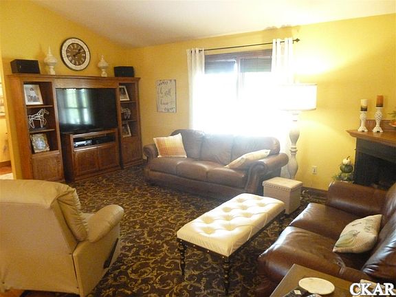 4th image of 215 Foster Ln