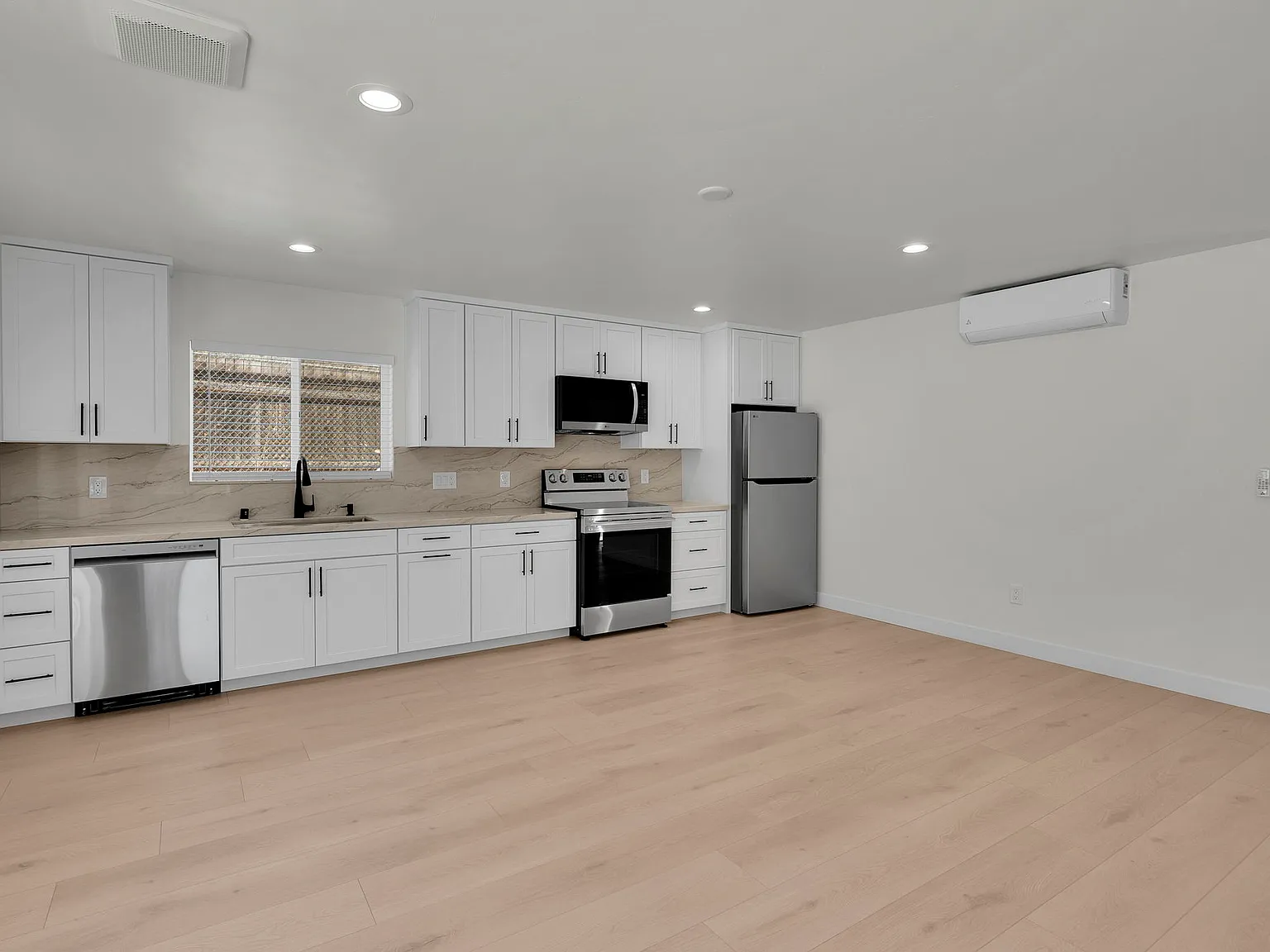 2 bed, 900 sqft, $3,200 — Photo 3