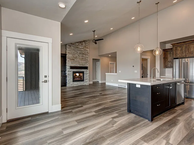 11091 N Shoreline Dr — Photo 1